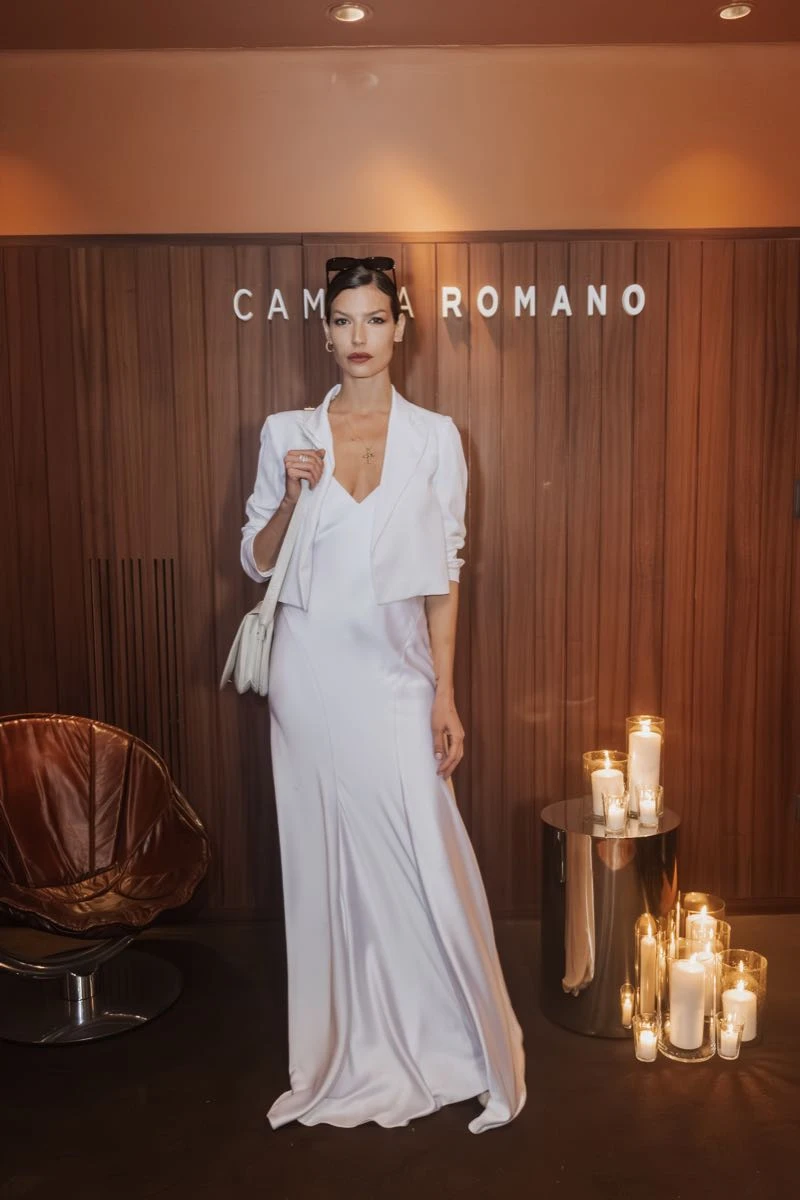 Chloé Bello , vestida por Camila