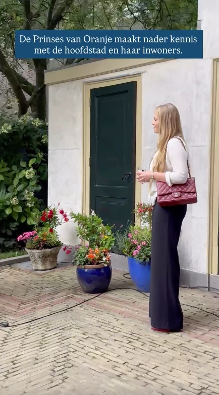 El look effortless de la princesa Amalia tiene la blusa que más se va a usar en la media estación