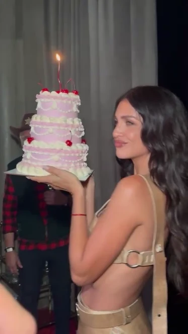 Zaira Nara con su torta de cumpleaños