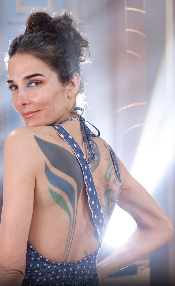 El look boho chic de Juana Viale en la mesaza