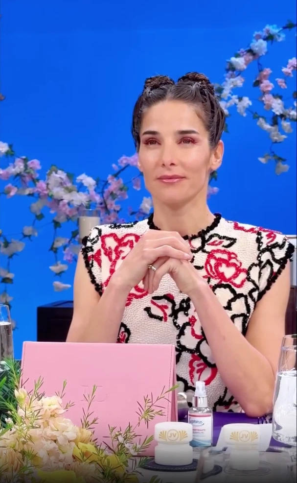 El look de Juana Viale en la mesaza