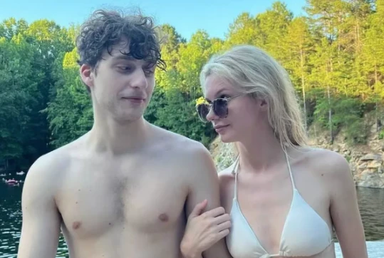 Junto a su novio. Ella soñaba con un futuro mejor.