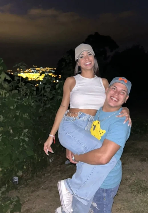 Con Daniela Celis, la mamá de sus gemelas