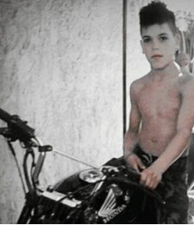 Una foto de Thiago de chico