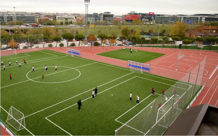 Cómo es y cuánto sale el colegio al que asiste Francisco Fernández, el hijo de Fabiola Yáñez