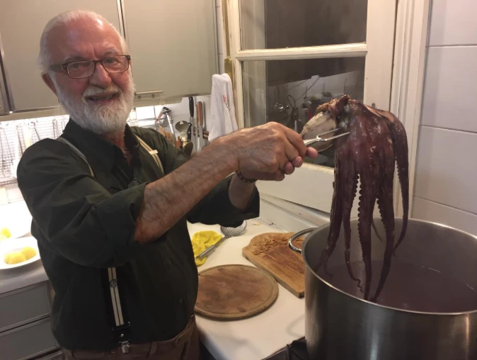 Preparando su tradicional pulpo a la gallega
