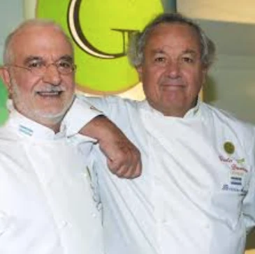 Con su amigo inseparable, el Gato Dumas