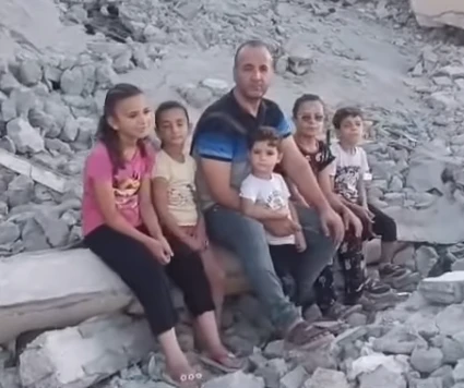 "Quiero que me escuchen, que me vean". El médico entre las ruinas con sus hijos