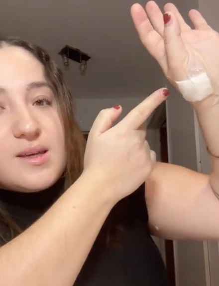 Emilia mostró cómo quedó su mano