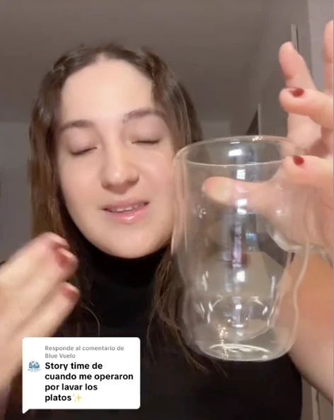 Emilia mostró un vaso similar al que le tuvieron que sacar en el quirófano