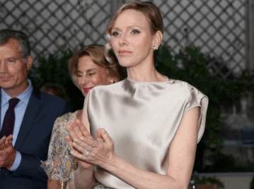 Charlène de Mónaco impone la máxima elegancia con un look monocolor firmado por Armani