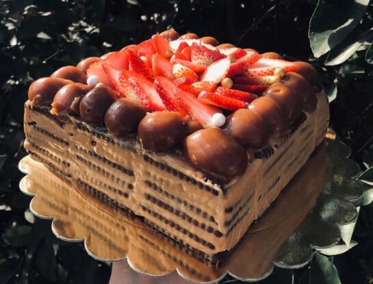 Chocotorta con frutillas: receta fácil del postre argentino con un giro fresco