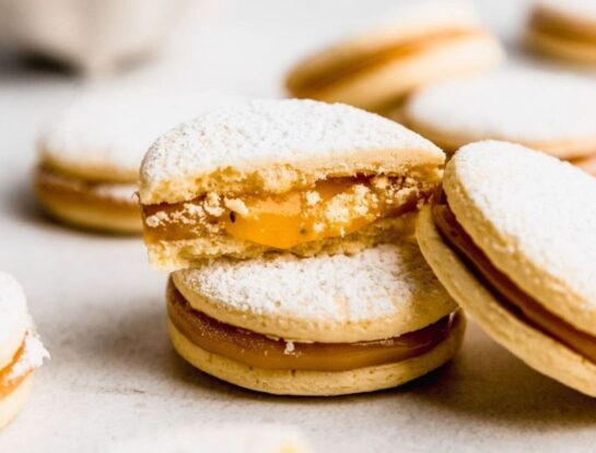 Alfajores de maicena: la receta clásica reinventada con mousse tropical