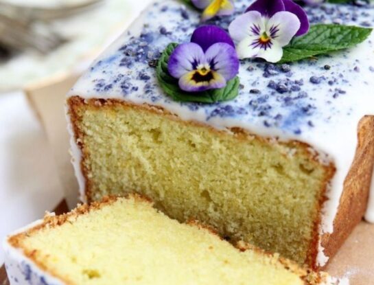 Bizcochuelo de vainilla con glaseado de lavanda: una receta distinta para un día de lluvia