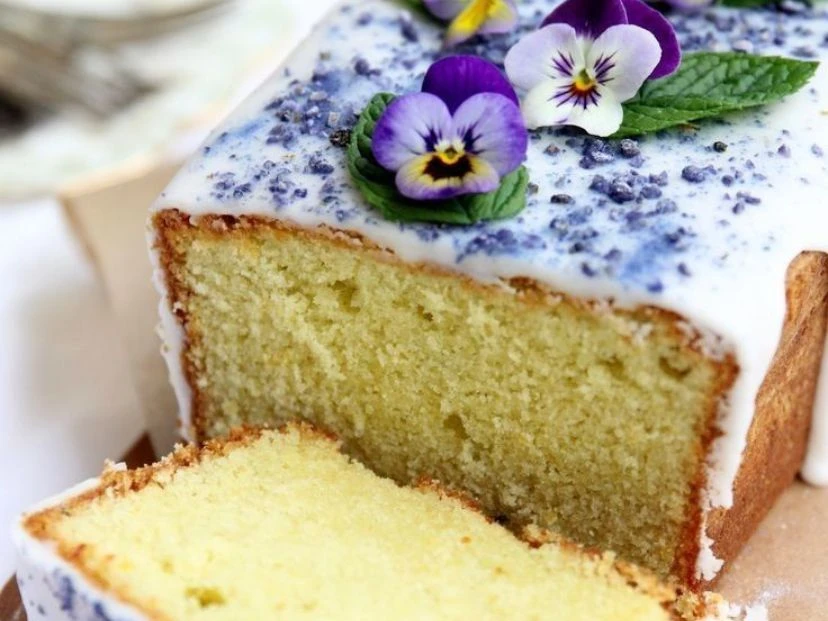 Bizcochuelo de vainilla con glaseado de lavanda: una receta distinta para un día de lluvia
