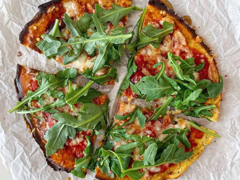 pizza con masa de coliflor