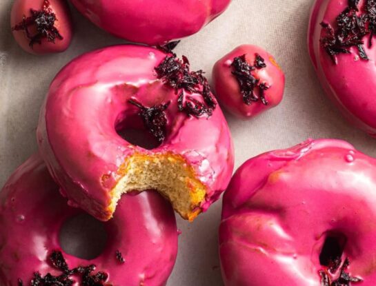 Donas al horno con glaseado de hibiscus: receta fácil, liviana y deliciosa