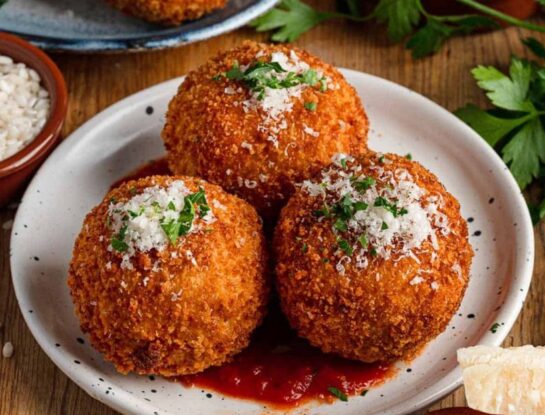 Cómo hacer risotto balls: una receta crocante por fuera y cremosa por dentro
