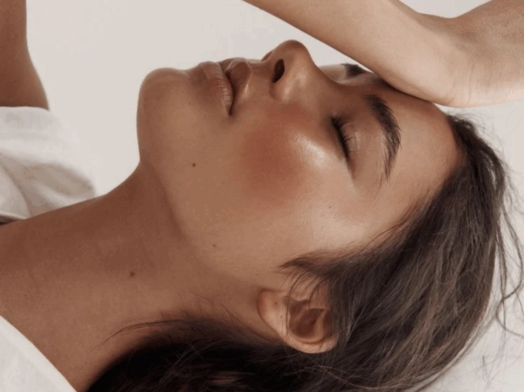 Dormir maquillada: el error que parece inofensivo pero tu piel no perdona