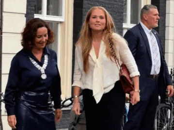 El look effortless de la princesa Amalia tiene la blusa que más se va a usar en la media estación