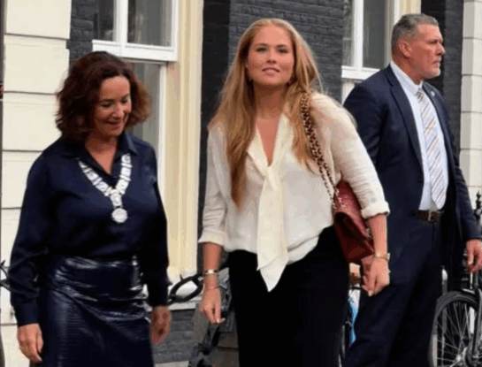 El look effortless de la princesa Amalia tiene la blusa que más se va a usar en la media estación