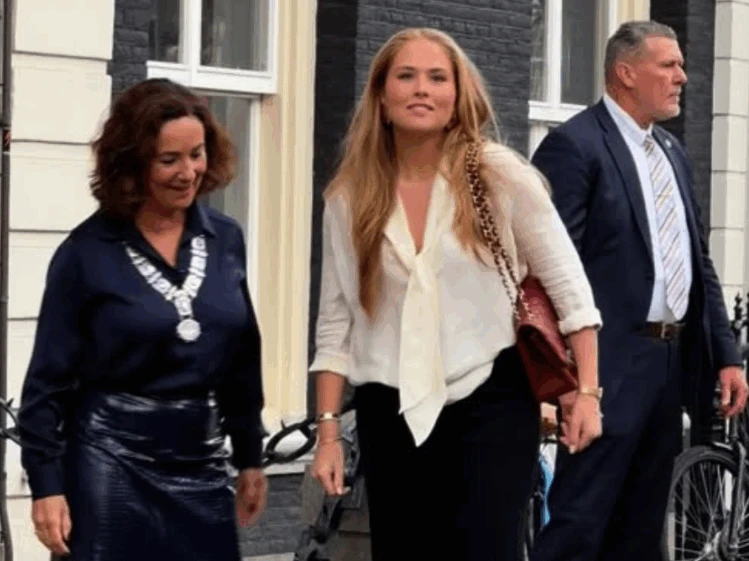 El look effortless de la princesa Amalia tiene la blusa que más se va a usar en la media estación