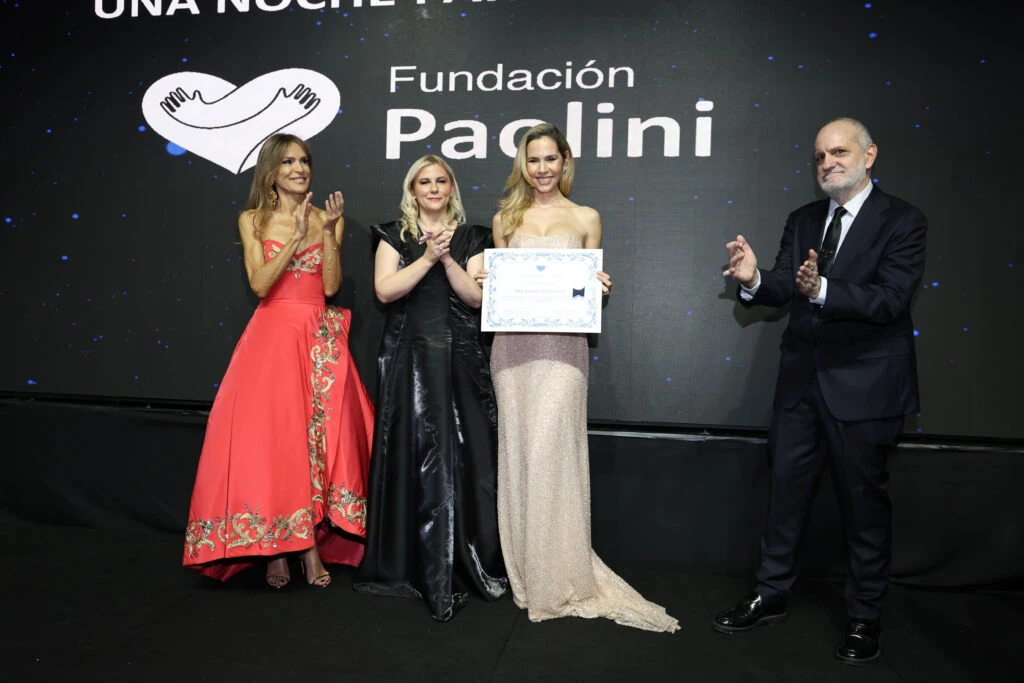 Elina Costantini recibe su premio ,de parte de la Fundacion , Corazon Solidario
