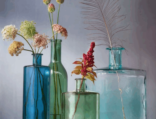 Los jarrones de cristal de colores son tendencia (¡y la decoración florece en primavera! 