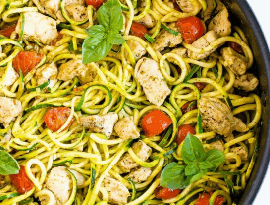 Fideos de zucchini con pollo y tomates cherry: una alternativa saludable