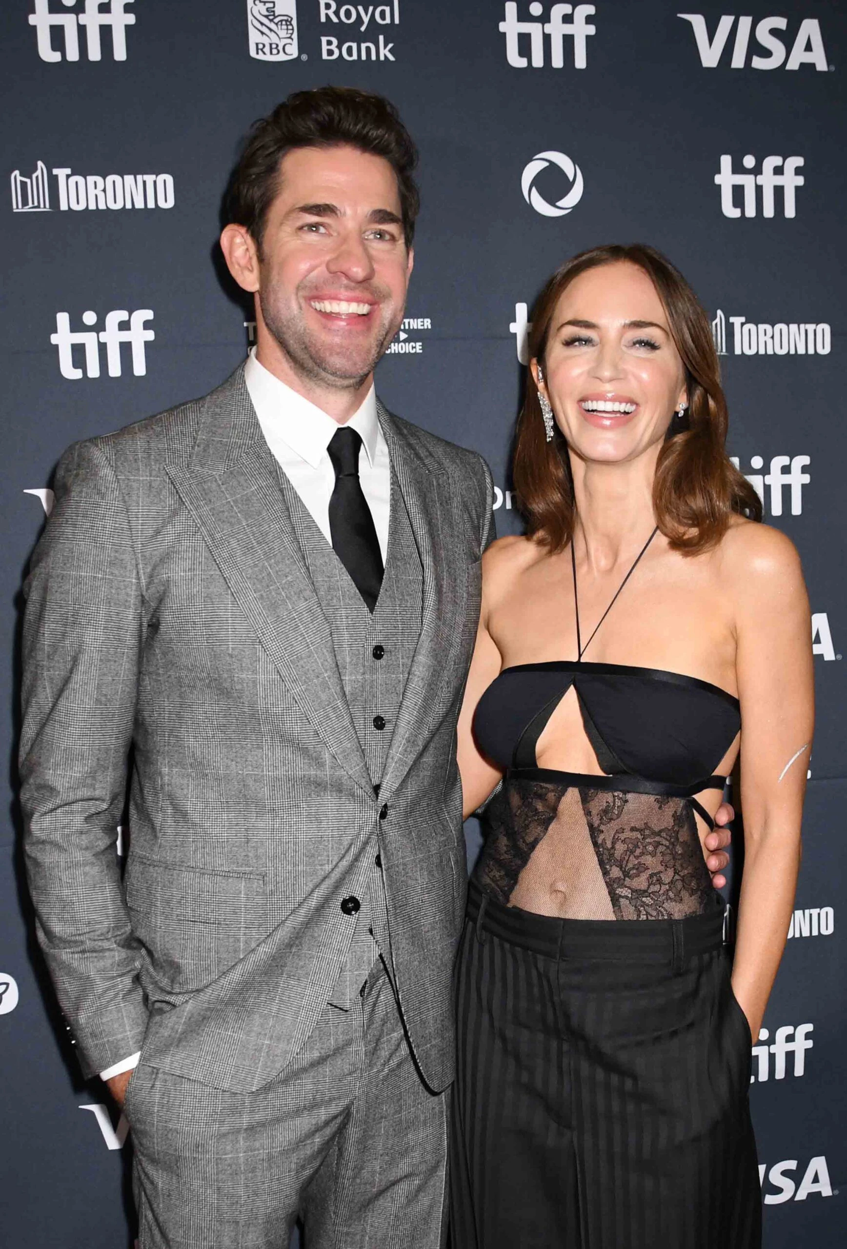 Emily Blunt en la red carpet: llevó un osado look de noche con un pantalón sastrero