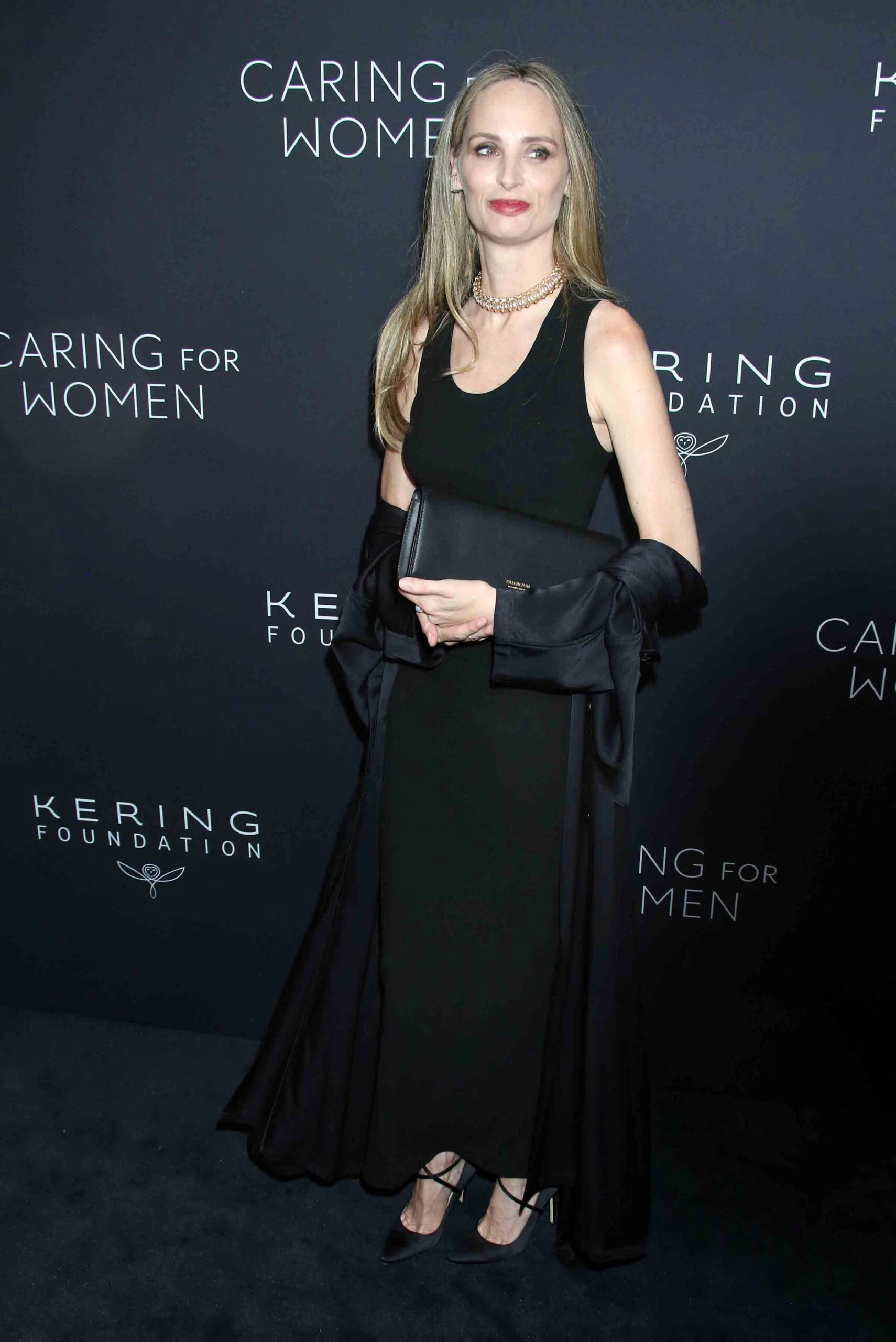 Vidriera: de Salma Hayek a Dakota Johnson y Demi Moore, los looks de las famosas en un evento benéfico