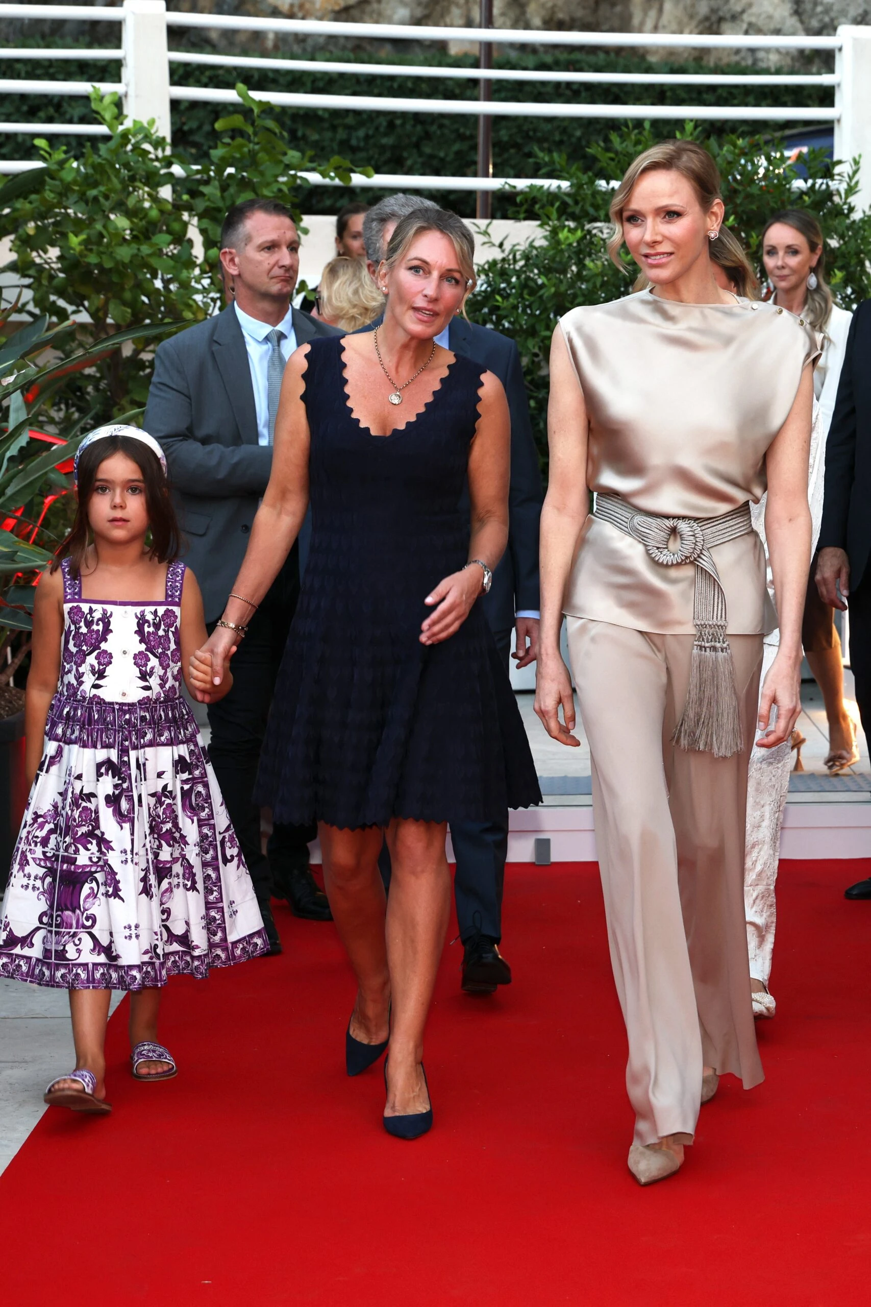 Charlène de Mónaco impone la máxima elegancia con un look monocolor firmado por Armani