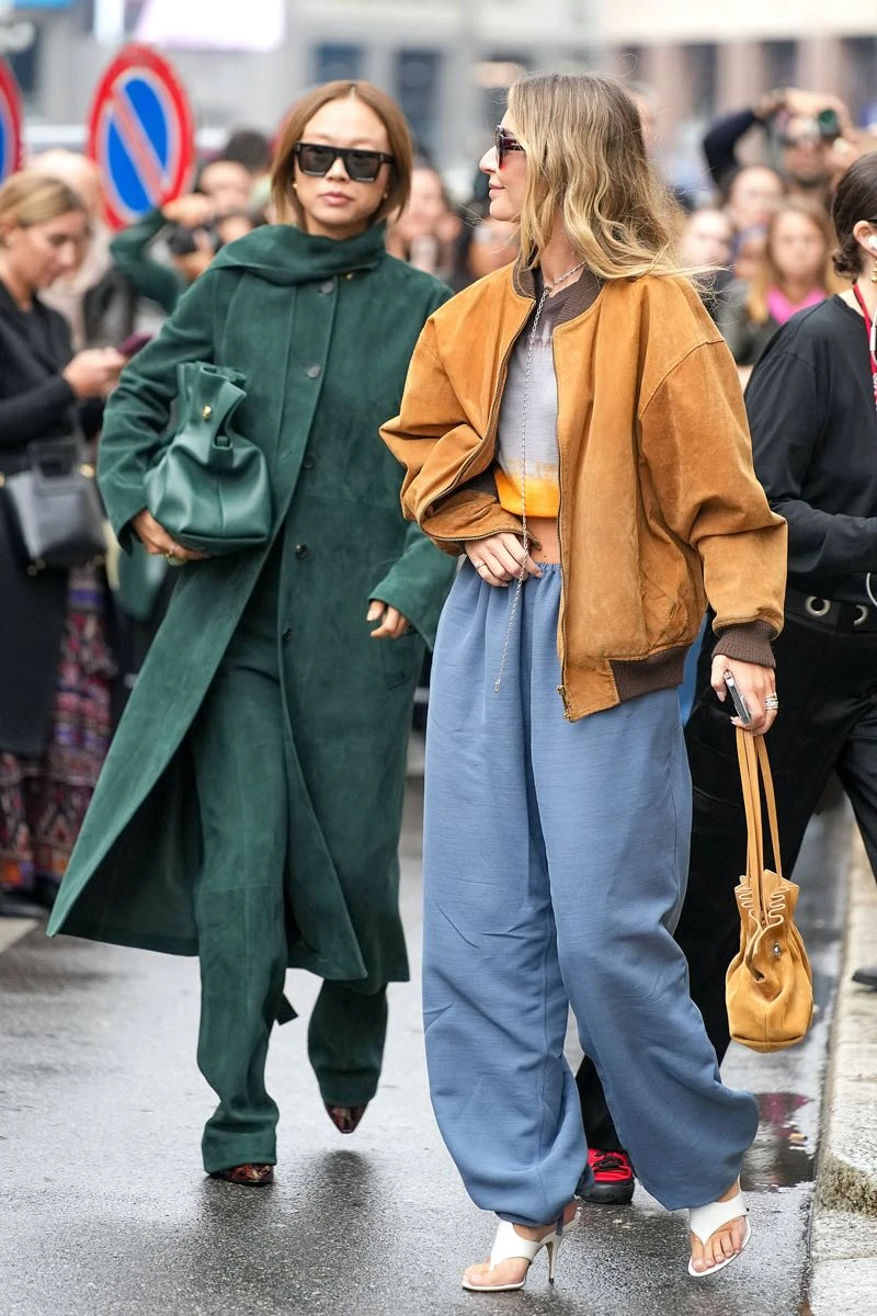 Niki Wu Jie y Chiara Capitani en el street style de Ferragamo