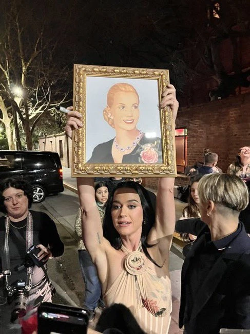 Katy Perry con un cuadro de Eva Perón. Foto: X