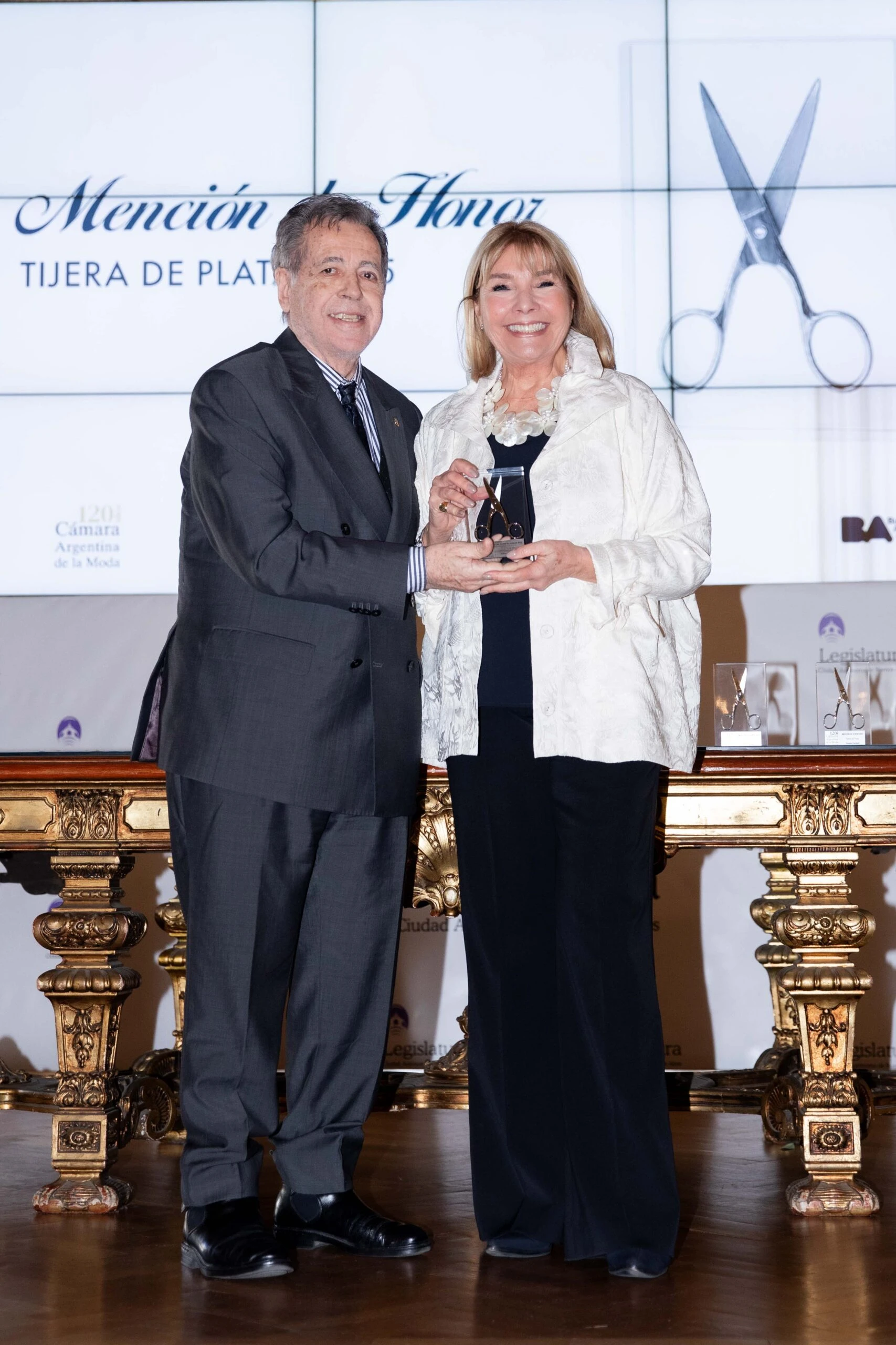 Héctor Vidal Rivas le entregó la distinción a Adriana Costantini