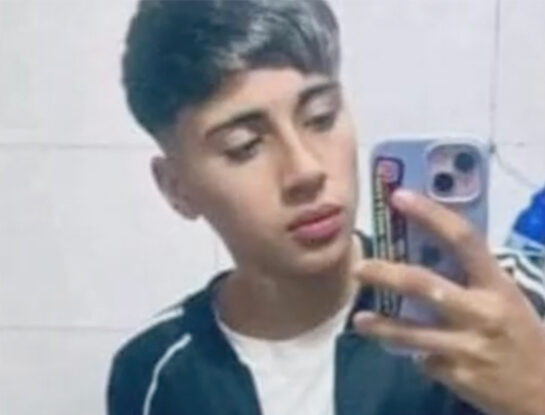 "Lo saqué casi sin vida": un compañero del colegio lo golpeó, lo dejó en coma y su mamá está desesperada