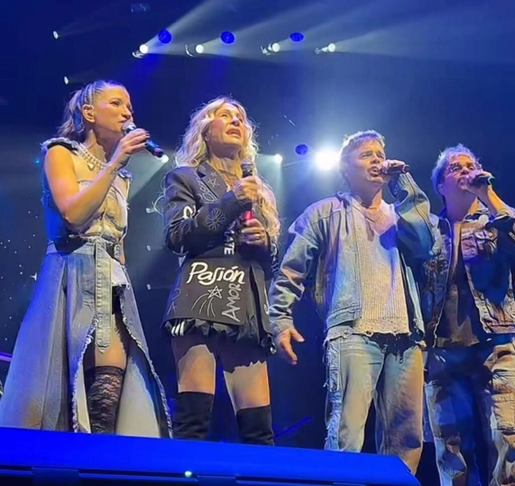 Cris Morena junto a "Erreway" en el Movistar Arena.