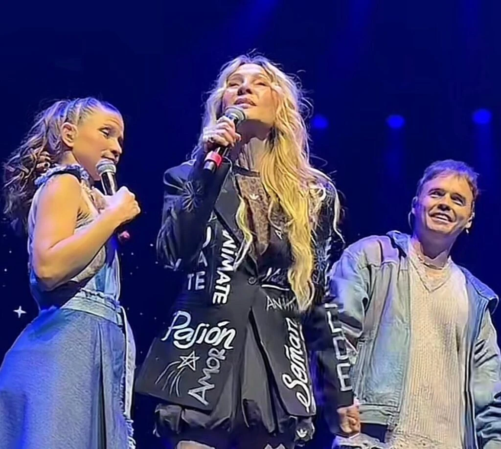 Cris Morena junto a "Erreway" en el Movistar Arena.