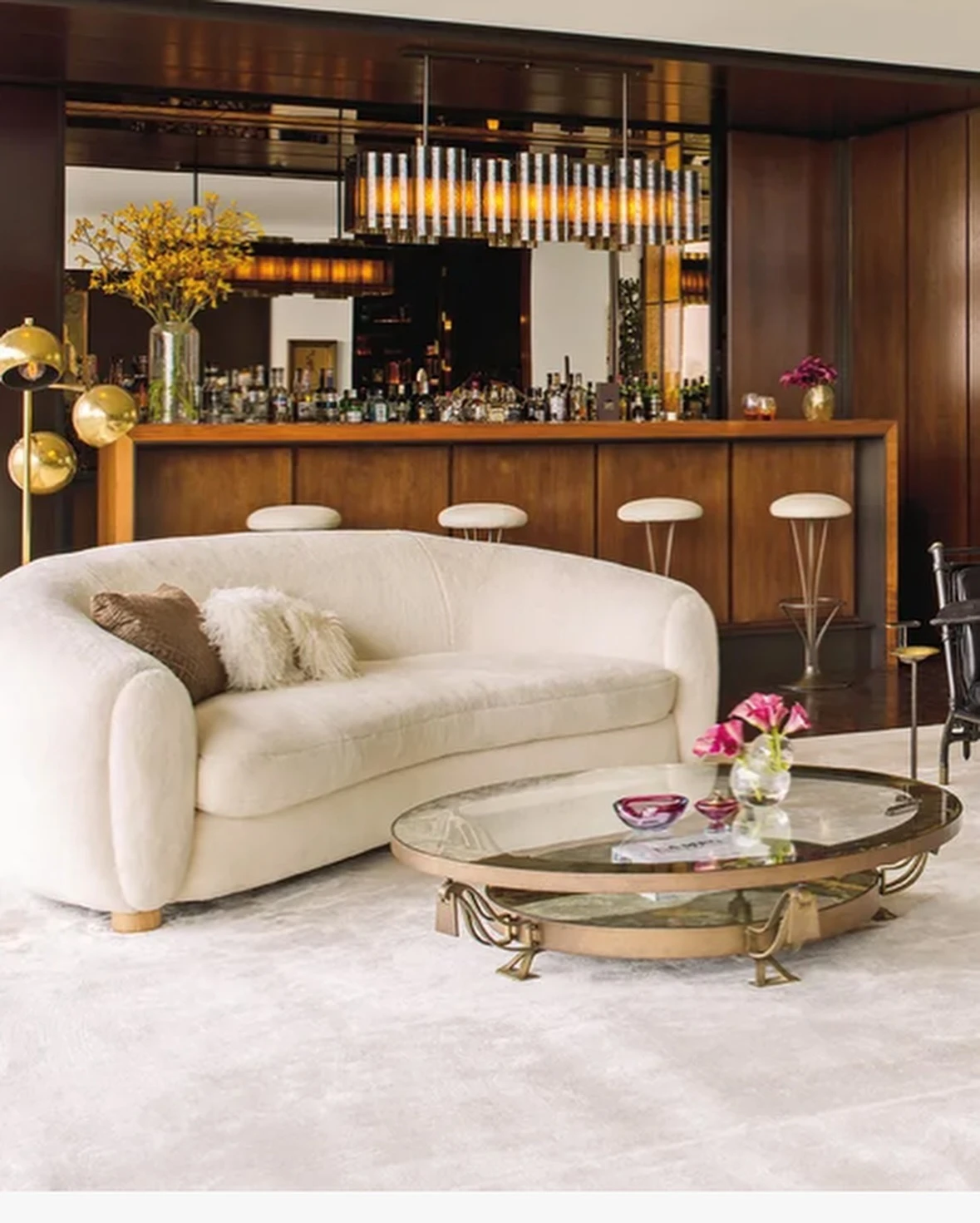 Calidez y elegancia en la sala de estar californiana de Jennifer Aniston. 