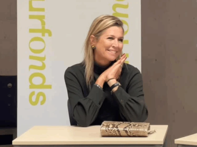 Máxima sorprendió con unas botas combinadas y un look maximalista
