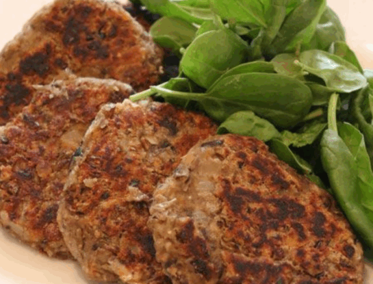 Medallones de calabaza con ensalada de rúcula: una opción nutritiva que te salva la cena