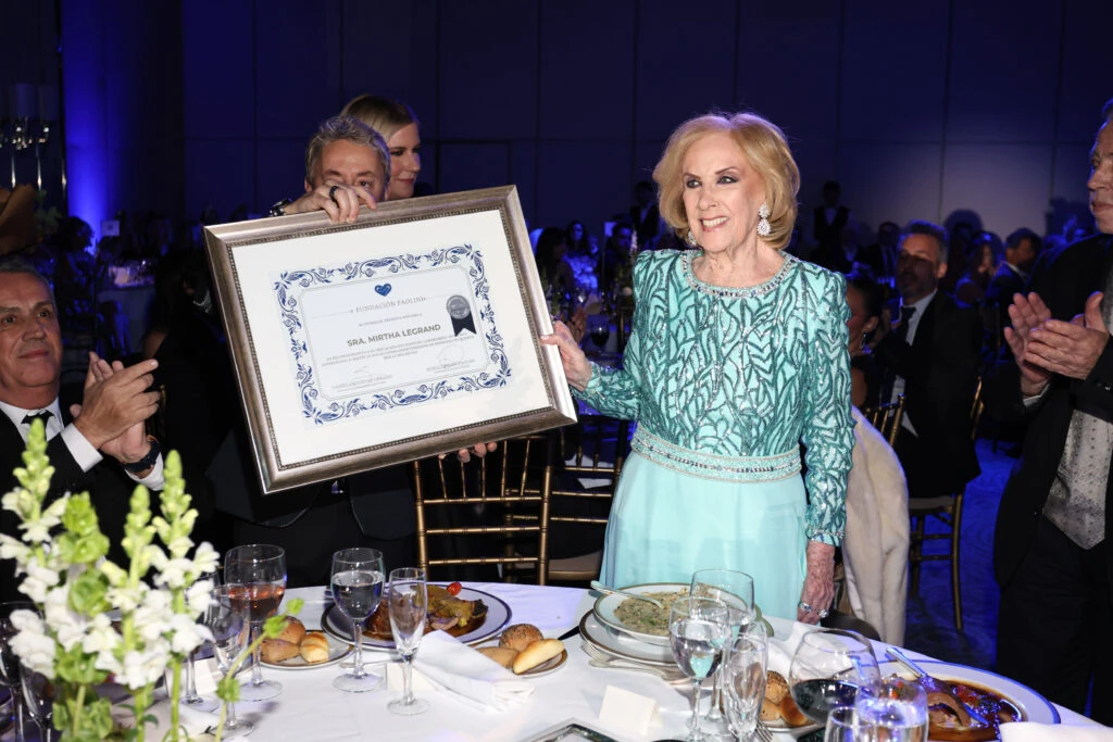 Mirtha Legrand recibe el Premio de la Fundacion , Premio de honor Trayectoria Corazon Solidario