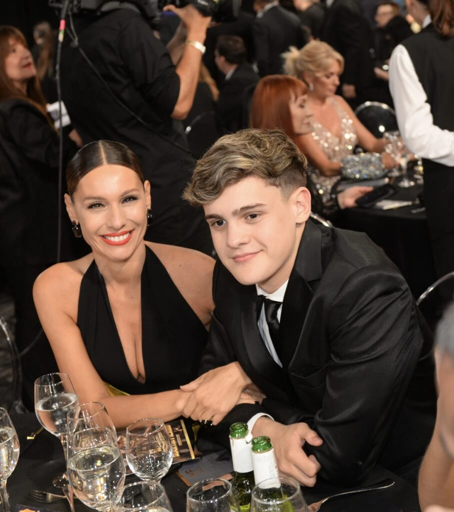 La modelo junto a su hijo mayor en la ceremonia.