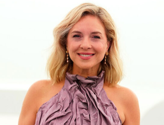 Carla Peterson sorprendió en San Sebastián con un look romántico en el color de tendencia