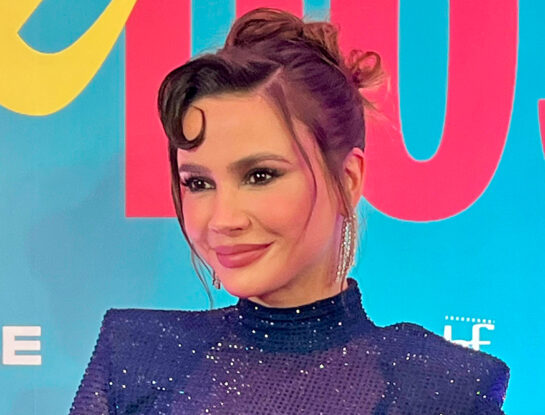 Celeste Cid deslumbró con un look shiny azul noche para el preestreno de Papá x Dos