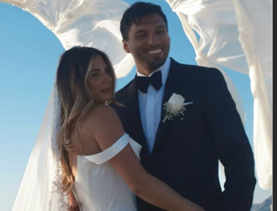 Delfi Ferro deslumbró con su look nupcial minimalista en su boda frente al mar