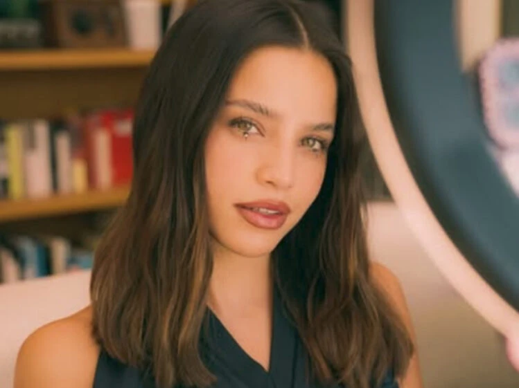 Emilia Mernes revive el accesorio dosmilero que se impone