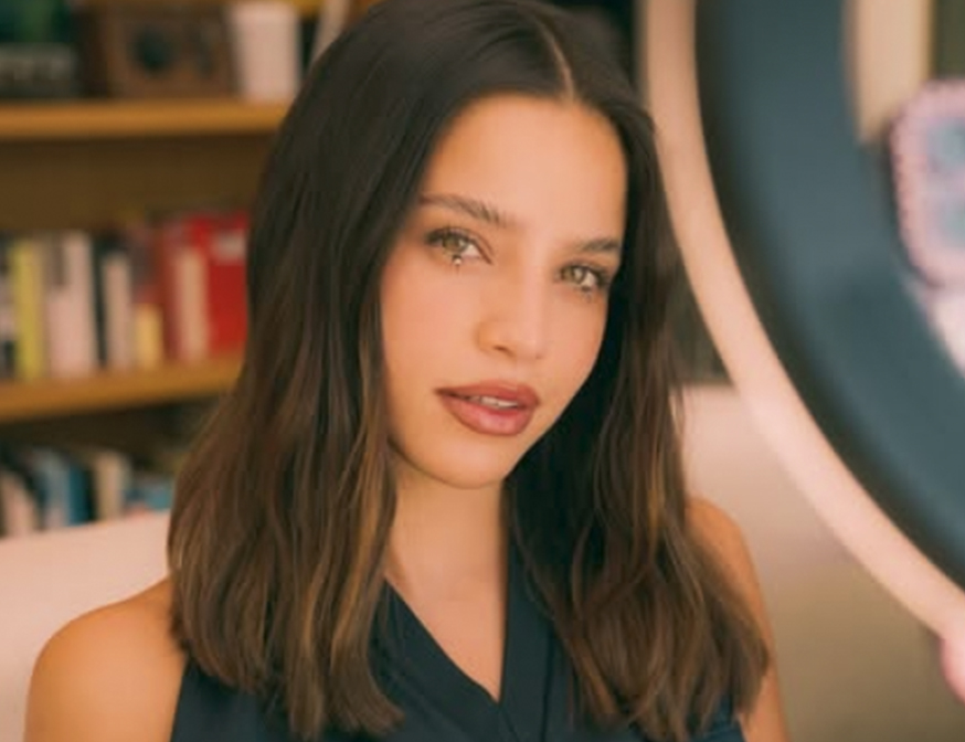 Emilia Mernes revive el accesorio dosmilero que se impone en la Generación Z