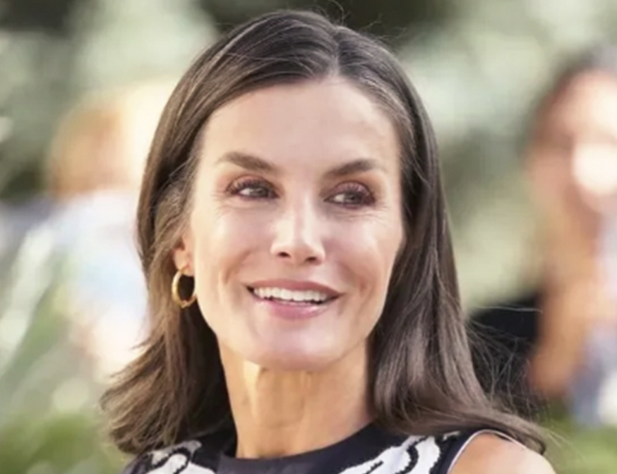 La reina Letizia deslumbra en Egipto con un look perfecto para una novia