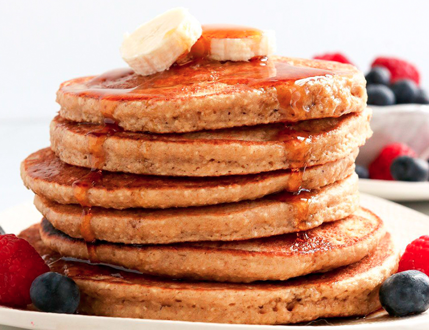 Pancakes de avena y banana con corazón dulce: la receta rica y saludable para empezar el día con energía